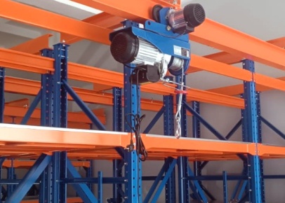 Стеллажи с выкатными платформами с электроподъемом