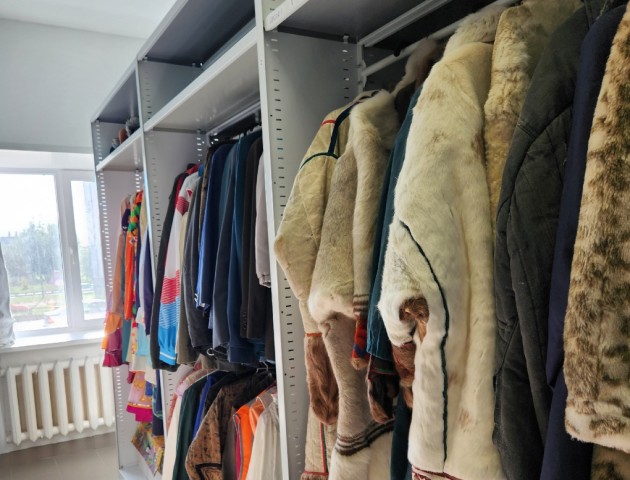 Стеллажи для этнической одежды в фондохранилище