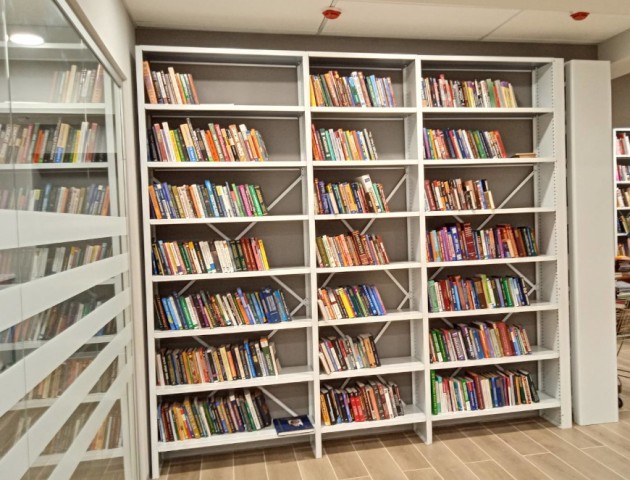 Стационарные стеллажи в библиотеке