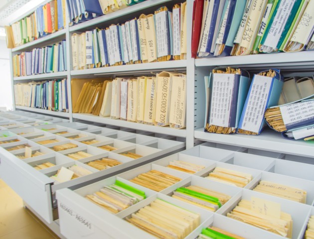 передвижные стеллажи с ящиками