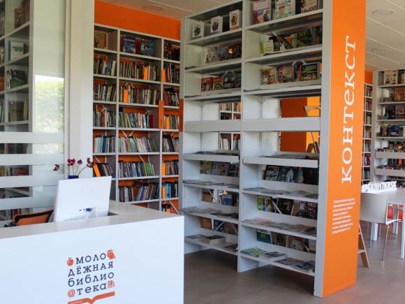 Металлические стеллажи с брендированными панелями