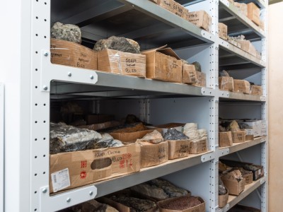 Стеллажи для камней и геологических коллекций